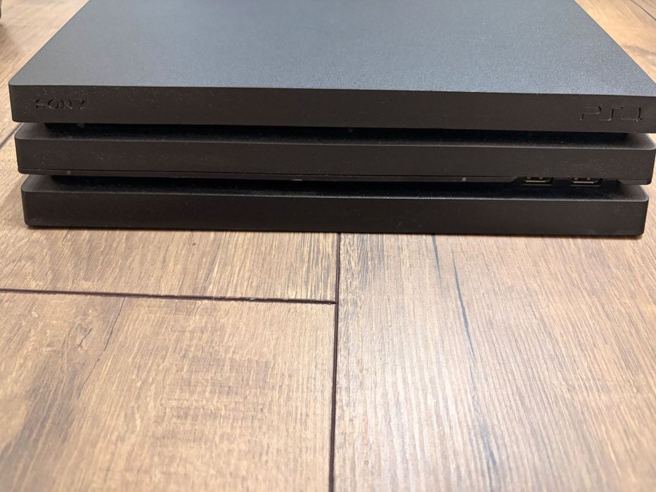 PS4 Pro 1TB + 2 оригинални джойстика + 5 игри. ЗА БЪРЗИТЕ НАМАЛЯМ!!!