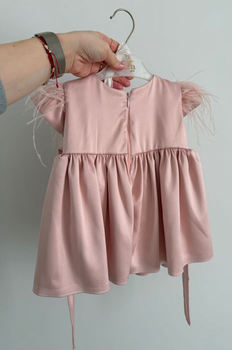Rochița roz pudrat 1 an, pene, perle, fundița; +accesoriu păr