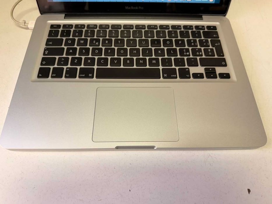 MacBook Pro 13 Unibody Mid 2009 – 8 GB RAM – Impecabil / Tinut in Carcasa + Geanta
