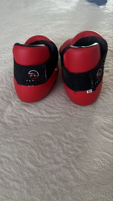 Перчатки, галоши, щитки для кикбоксинга