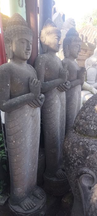 standing buddha statuie