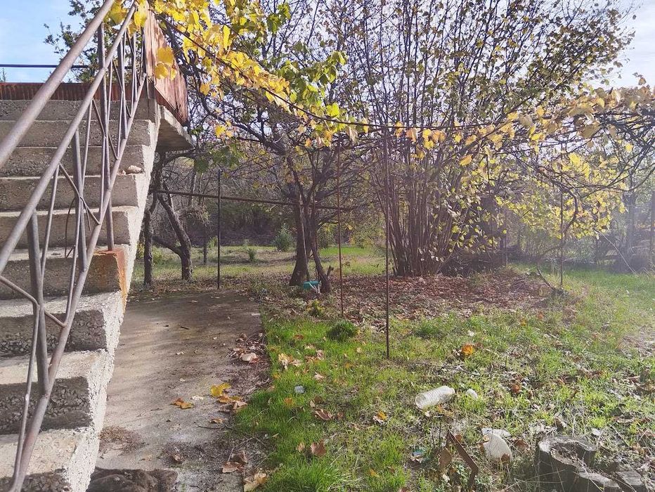 Масивна къща в село Балша