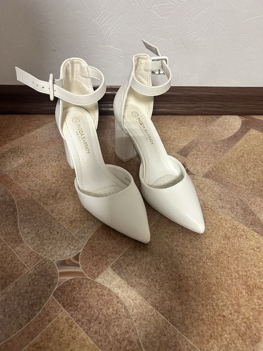 Продам туфли белые