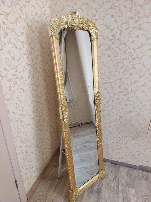 Продаётся: Зеркало, Кушетка, Этажерка.