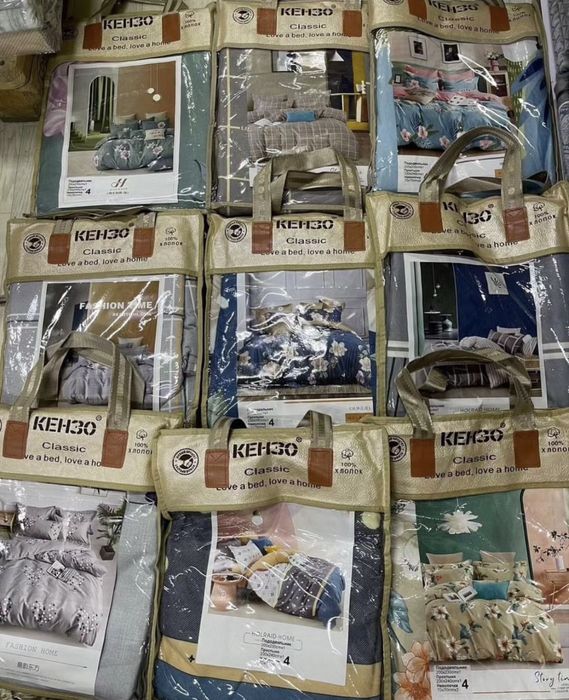 Постельный наборы разные.