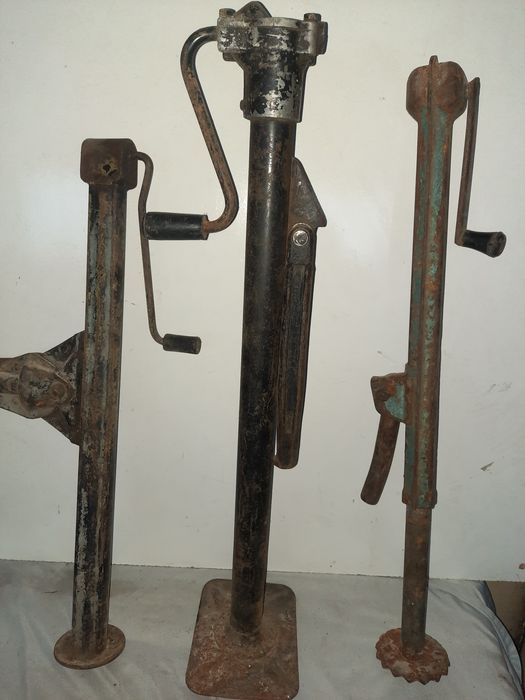 Ретро вертикални крикове за кола