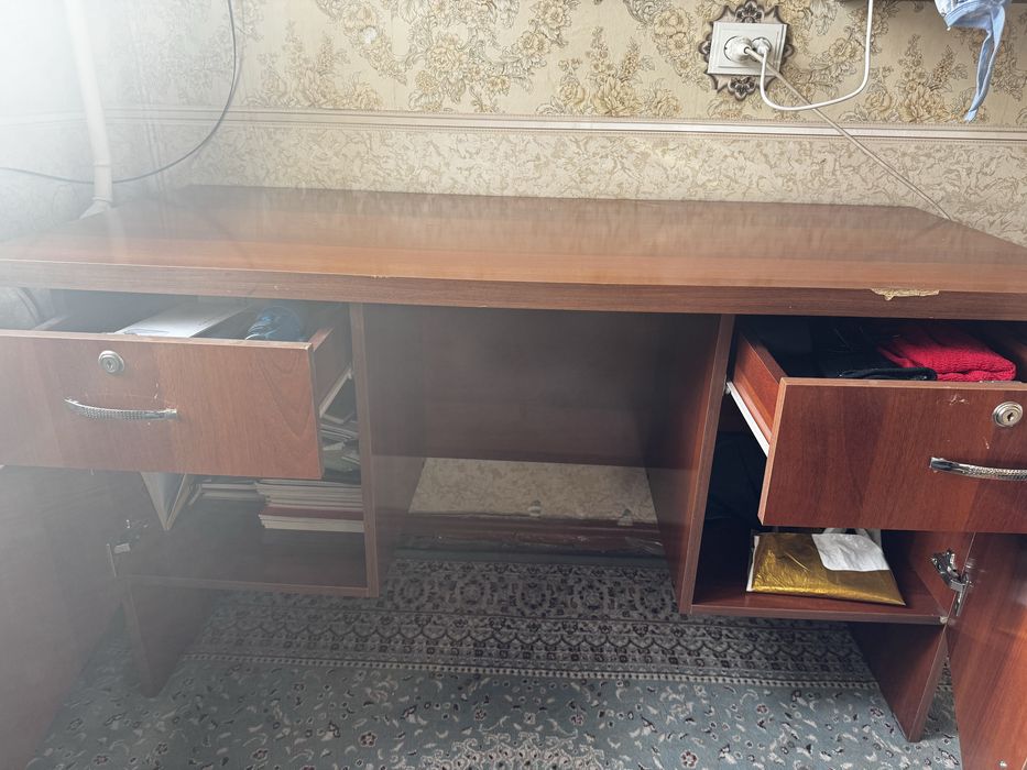 Письменный стол в идеальном состоянии