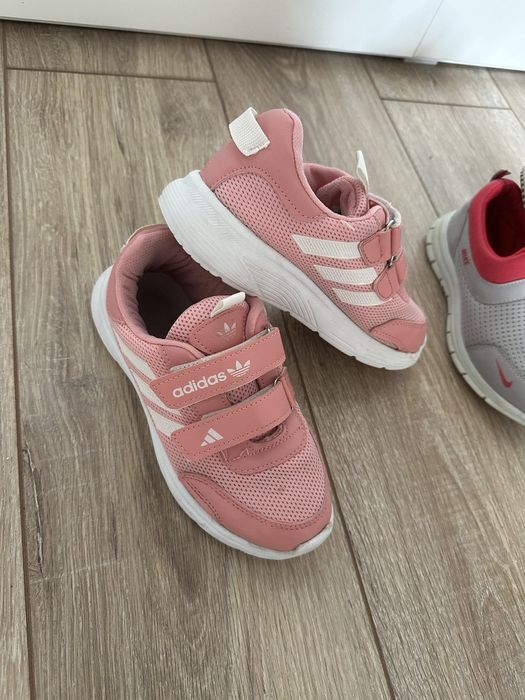 Кроссовки для девочек. Р-р - 33,  Два за 75 тыс