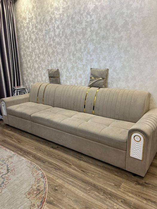Диван 3 м в хорошем состояние 
Цвет: светло-бежевый (кремовый).
Обивка
