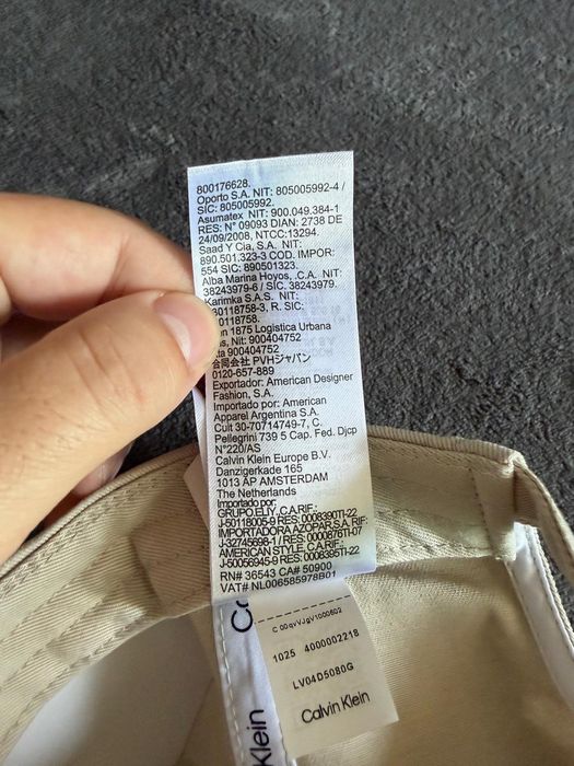 Calvin Klein șapcă unisex bej cu logo mic metalic mărime OS noua originala