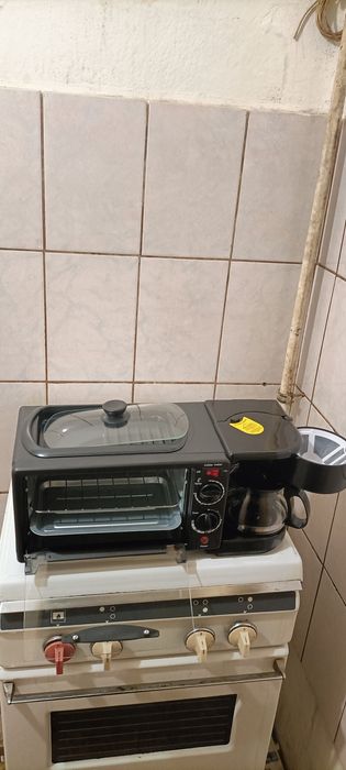 Cuptor 3 in 1,,,Nou,de 2000w,Super, pentru mic dejun.