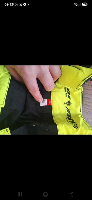 Pantaloni scrurti strauss is patati in fata se vede in poze