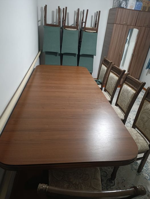 Овалный стол и стулья