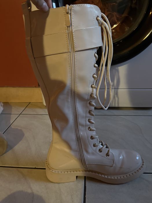 Vand cizme lungi lăcuite si imblănite