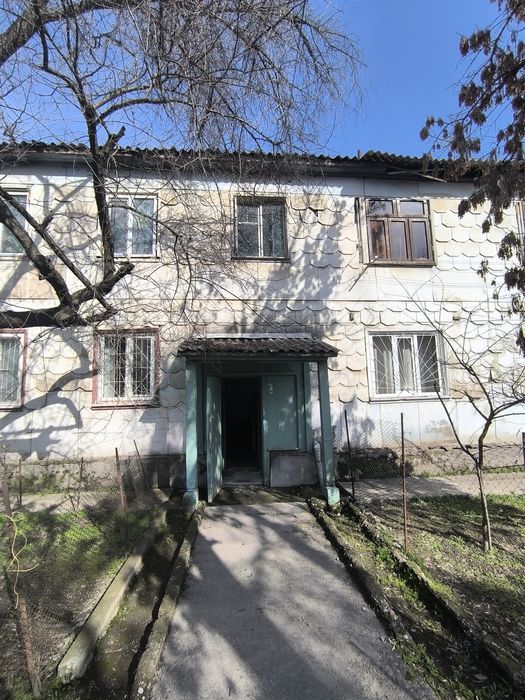 2 х ком квартиру  площадь 44 м². В деревянном доме Спутник 9. Огород