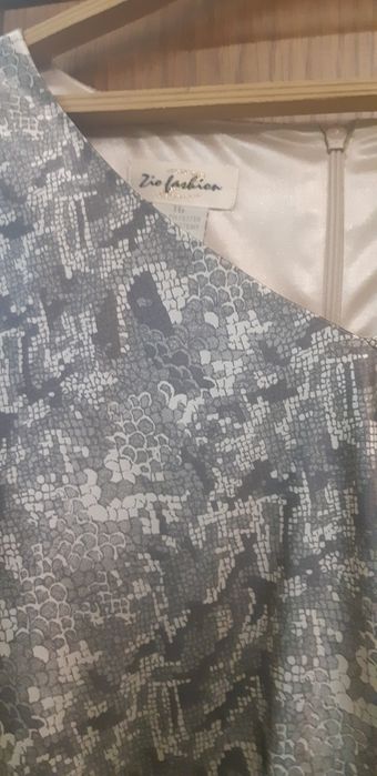 Продам платья 2 шт красивые