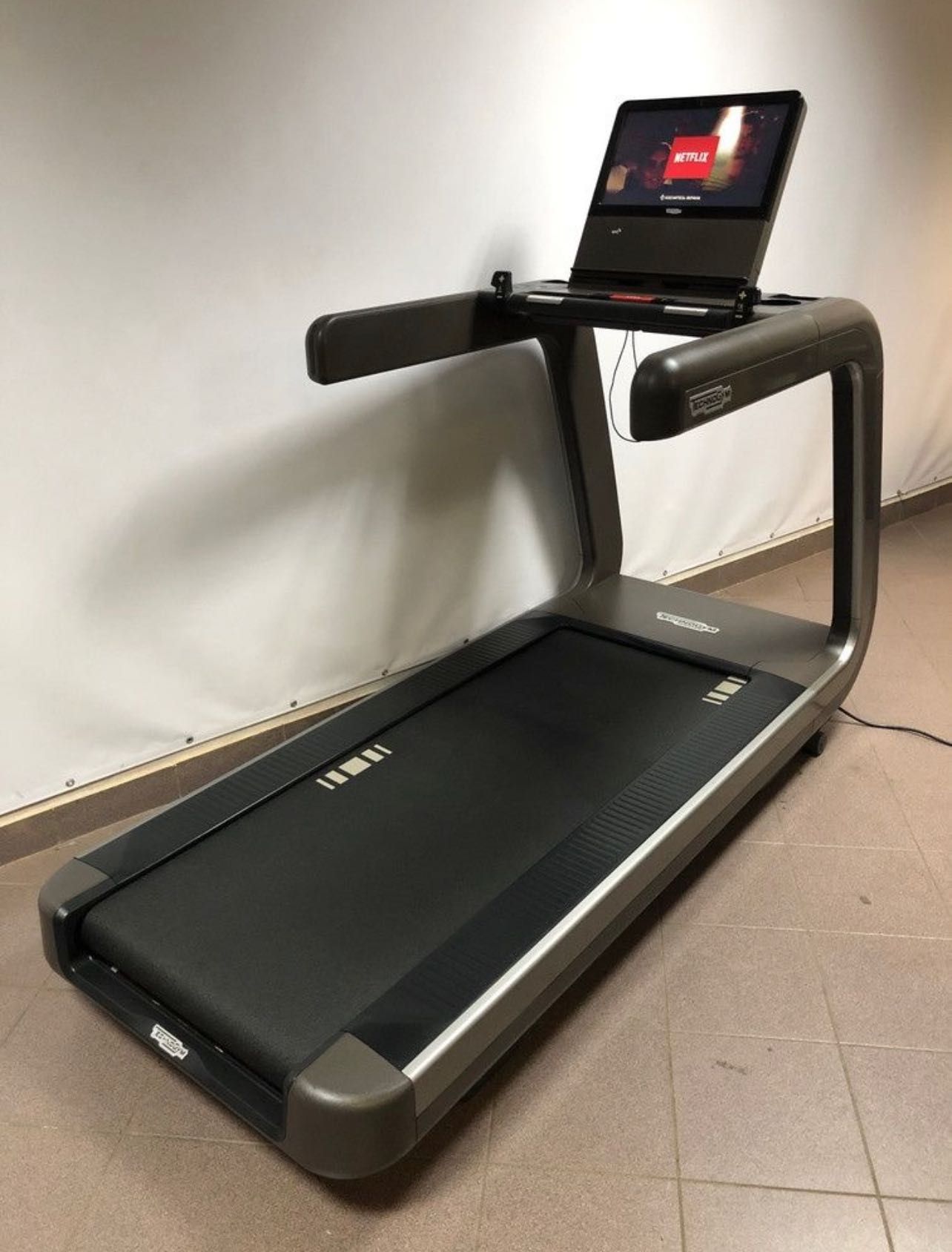 Продам беговая. Беговая дорожка Technogym Run Artis. Беговая дорожка Артис РАН. Technogym - Treadmill Artis Run показатели дисплея. Беговая дорожка Артис РАН упаковка.