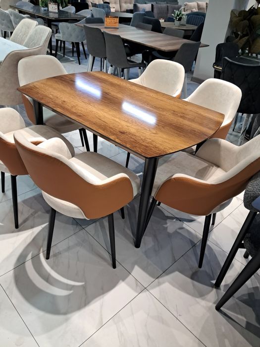 Стол и стулья с крутящим механизмом