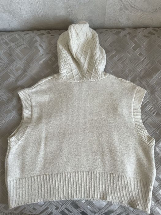 продается белая жилетка