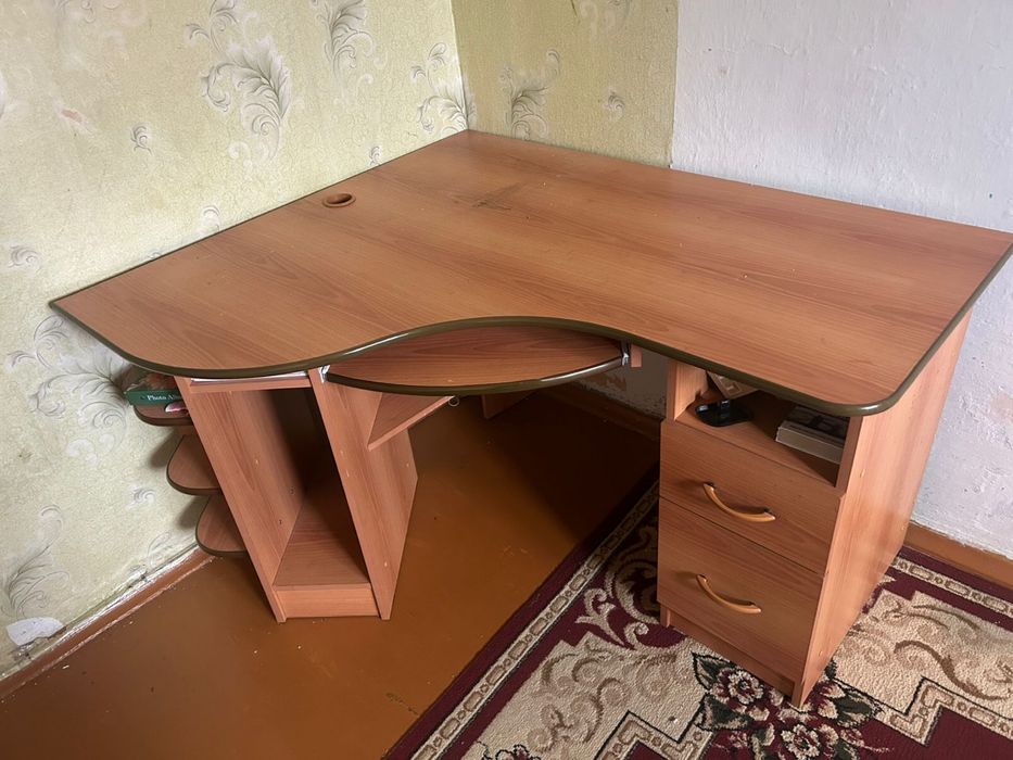 Компьютерный стол в хорошем состояние