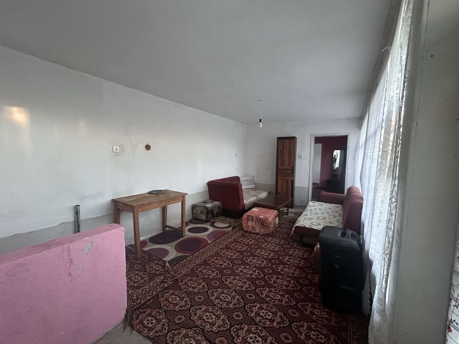 Продавам къща с двор