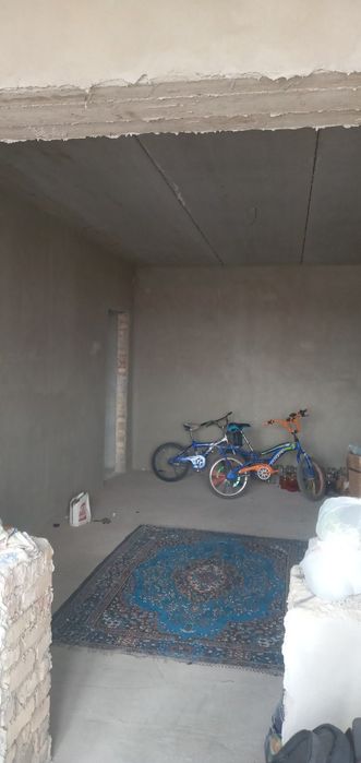 Uy sotiladi 1 xona 2-etaj yo'l yoqasida