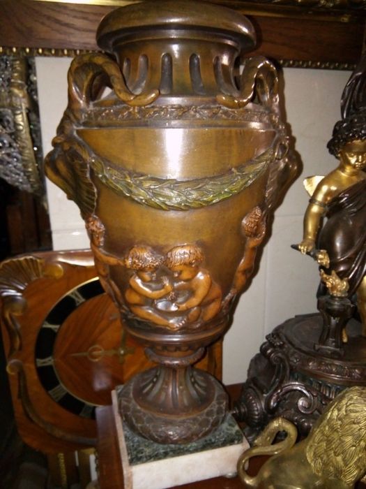 Set 2 amfore sec 19 din bronz cu antimoniu pe soclu din marmură in sti