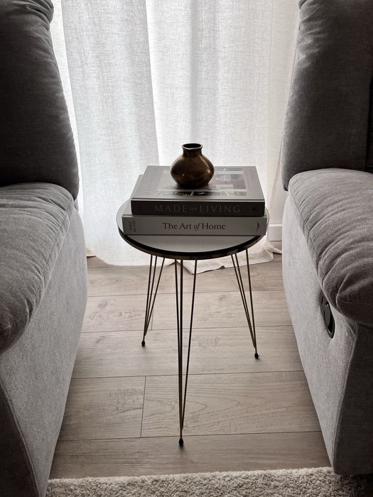 Masuta cu picoare auriu