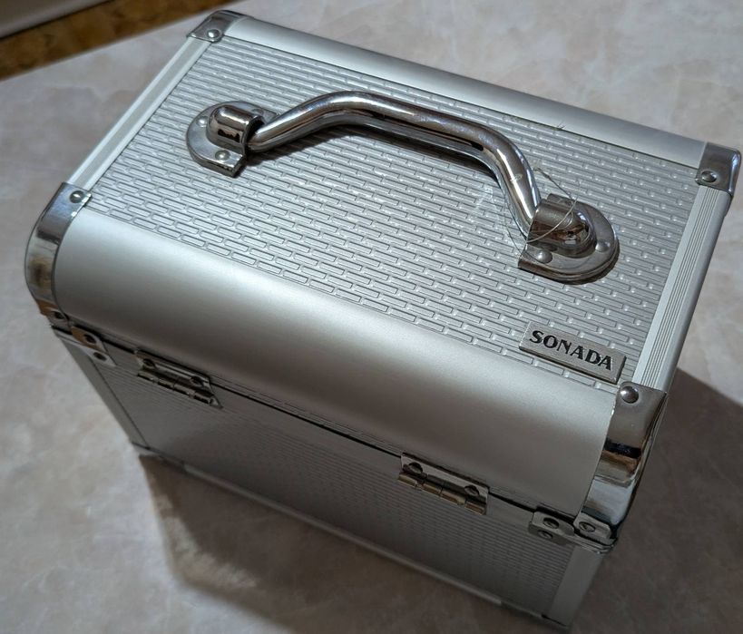 Небольшой алюминиевый кейс