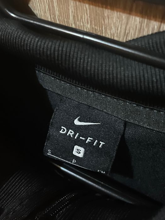 Горнище на Nike в отлично състояние