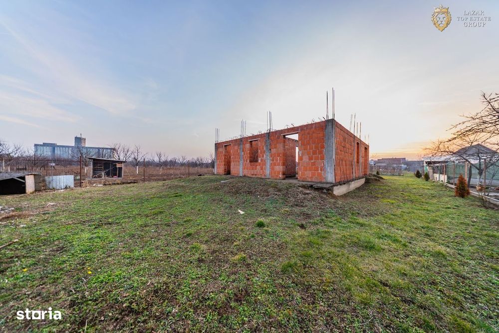 Teren de vanzare cu casa la rosu in Santana