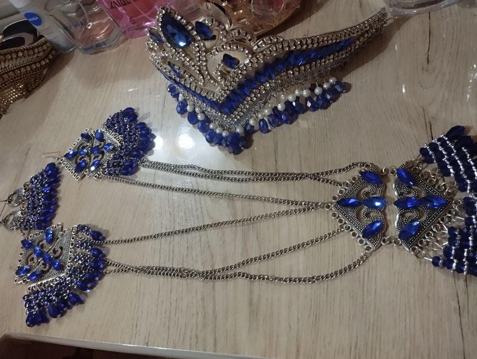 Ushbu komplekt tillaqoshlarimiz va diademamiz arzon narxlarda sotiladi