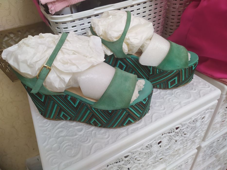 Брендовые обуви в хорошим состоянии.