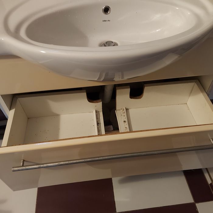 Vînd ghivetă baie cu dulăpior