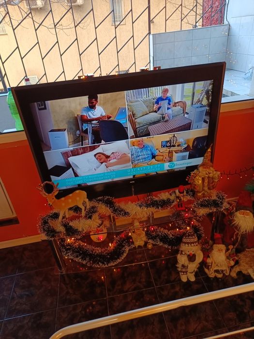 Телевизор 42" с маса