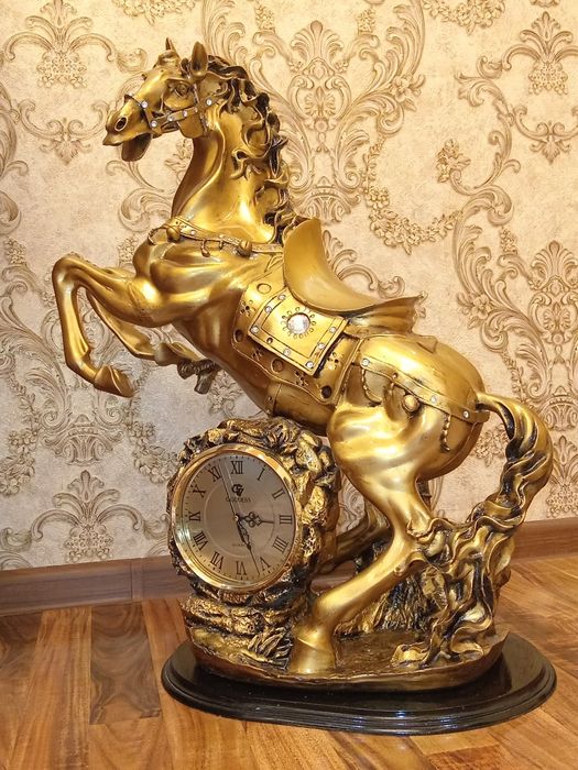 Suvenir ot soati bilan, katta o'lchamda