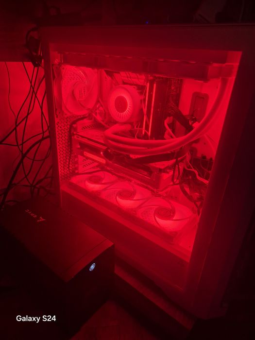 High-End PC: i7-14700KF / RX 9070 XT / 48GB RAM / 5.5 TB / Сглобен с топ части