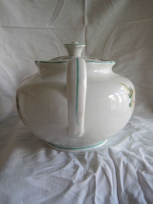 Продавам порцеланов чайник.