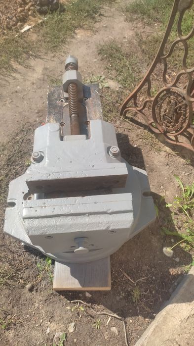 Продам большие станочные тисы ссср