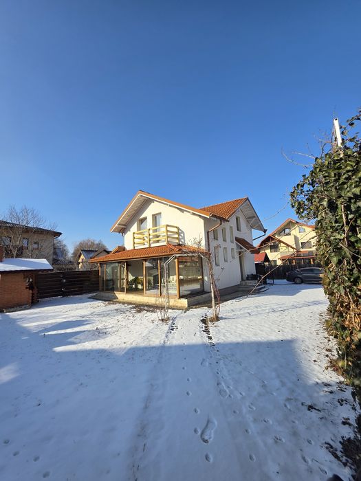 Vând casa la intrarea in comuna Bascov