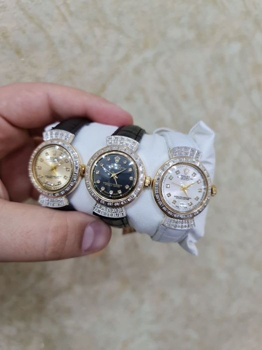 Миниатюрные и очень нежные женские часики Rolex с бриллиантиками.