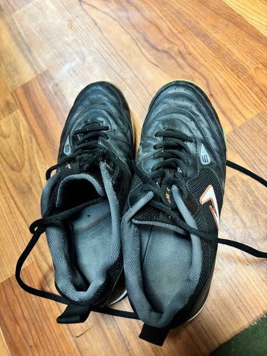 Demix , футзальные кроссовки