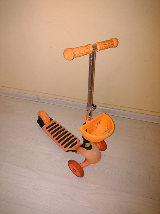 Детска тротинетка със светещи предни колела