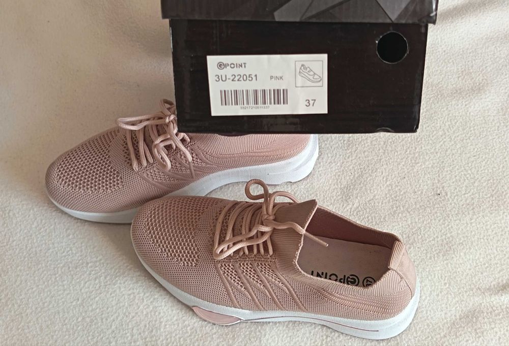 Ежедневни дамски и много леки и удобни обувки от текстил в розово.