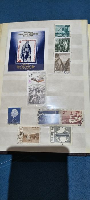 Продавам класьор с марки и монети