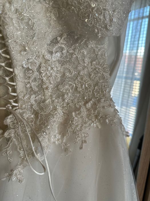 Продавам булченска рокля - снежно бяла с пера.