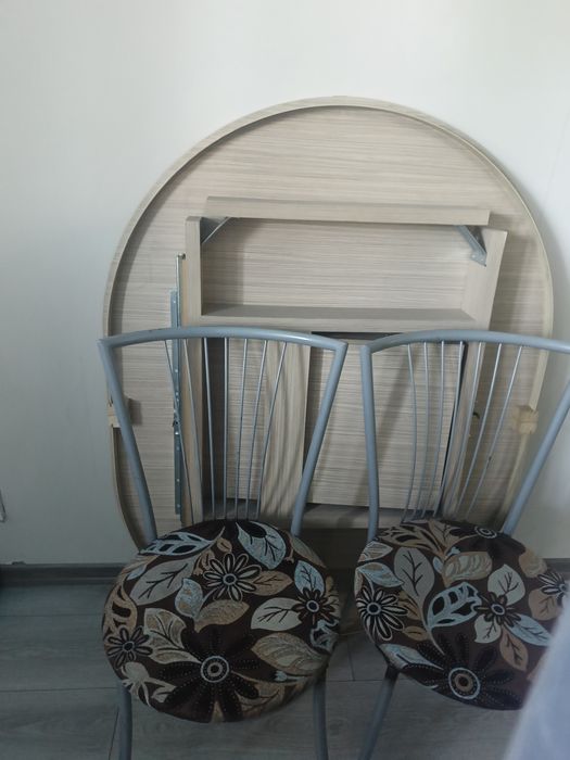 Продам кухонный стол и 4 стулья