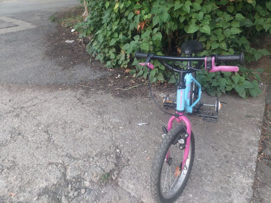 Bicicleta copii una cu pedale, cealalta fara pedale