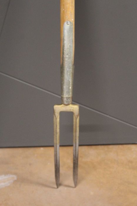 Furca metal cu maner din lemn