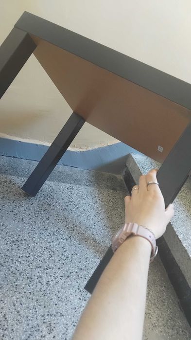 Черна квадратна маса Ikea.